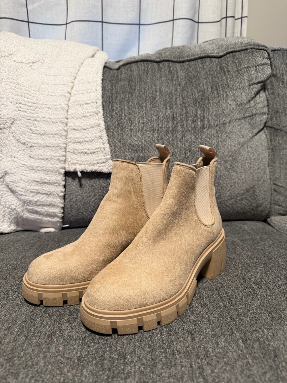 Steve Madden Chunky Chelsea Ankle Boots in Beige Suede **NEVER WORN**